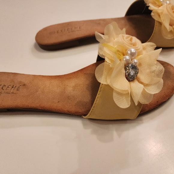 Delicate light YELLOW slides-size 11 - Picture 4 of 5